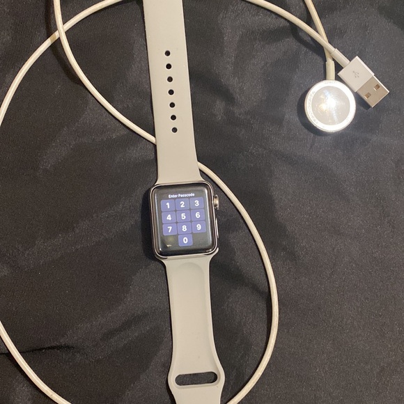 Apple Watch (Series 3) 2017 38 mm - Stainless steel with grey rubber sport band